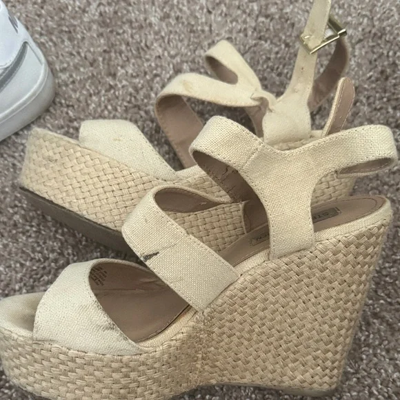 Stylish Tan Steve Madden Platform Wedge Sandals - Picture 3 of 5